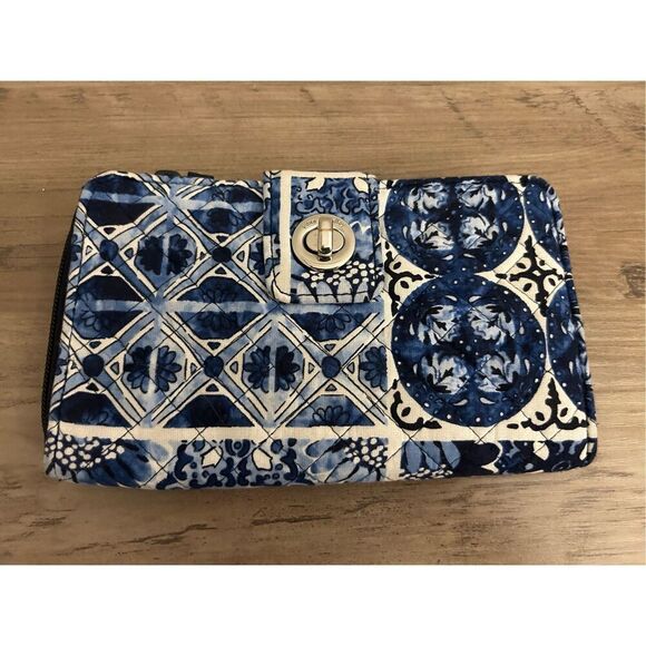 Vera Bradley Iconic RFID Turnlock Wallet, Signature Cotton Island Tile Blue - Re - Picture 1 of 8